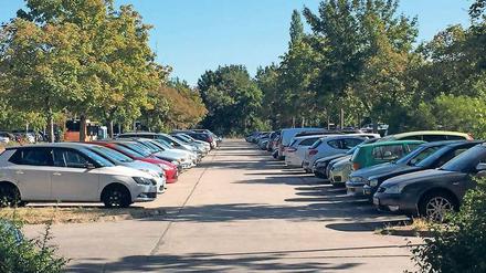 Klein Platz. Durch Bauarbeiten an der Strecke der S 2 ist der Park + Ride-Parkplatz Pasewalker Straße hoffnungslos überfüllt. 