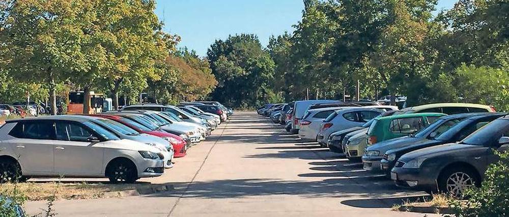 Klein Platz. Durch Bauarbeiten an der Strecke der S 2 ist der Park + Ride-Parkplatz Pasewalker Straße hoffnungslos überfüllt. 