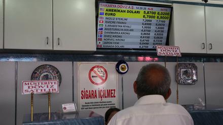 Ein Mitarbeiter einer Wechselstube in Istanbul beobachtet die Wechselkurse auf einem Bildschirm. Der Verfall der türkischen Landeswährung Lira hat sich Freitag nochmal rasant beschleunigt.