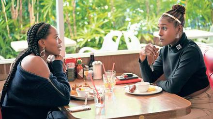 No Sex in the City. Issa (Issa Rae, rechts) fühlt sich vom Leben permanent überfordert, ihre beste Freundin Molly (Yvonne Orji) spielt Kummerkasten. 
