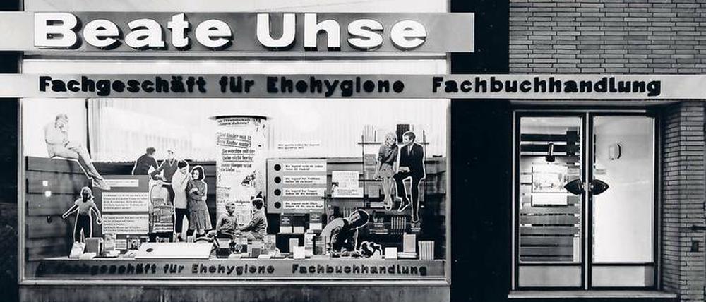 Das erste Mal. Ein Sex-Shop ist längst längst keine Attraktion mehr. 1962 war das noch anders, da eröffnete Beate Uhse in der Angelburger Straße in Flensburg den ersten Sex-Shop der Welt.