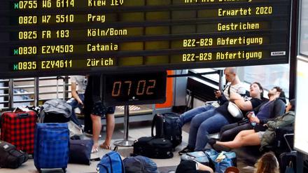 Passagiere warten am Flughafen Schönefeld
