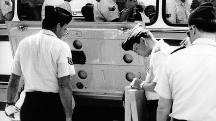 Soldaten der US-Armee laden 1989 ihre in Ost-Berlin erstandenen Waren in einen Bus, der sie zurück nach West-Berlin bringen soll. 
