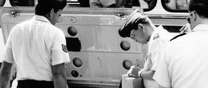 Soldaten der US-Armee laden 1989 ihre in Ost-Berlin erstandenen Waren in einen Bus, der sie zurück nach West-Berlin bringen soll. 