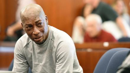 Kläger und Krebs-Opfer Dewayne Johnson weint nach der Urteilsverkündung im Monsanto-Prozess.