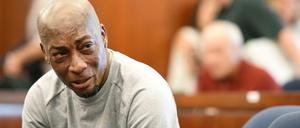 Kläger und Krebs-Opfer Dewayne Johnson weint nach der Urteilsverkündung im Monsanto-Prozess.