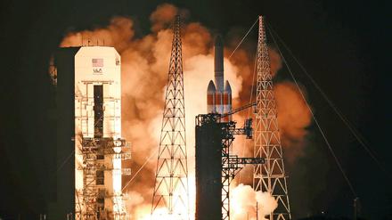 Eine Delta-IV-Trägerrakete mit der „Parker Solar Probe" an Bord startet im Kennedy Space Center.