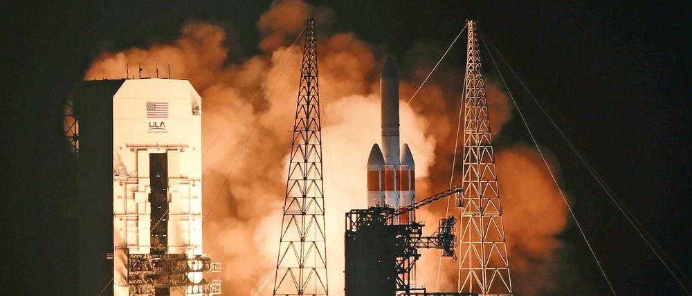 Eine Delta-IV-Trägerrakete mit der „Parker Solar Probe" an Bord startet im Kennedy Space Center.