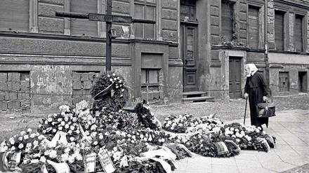 Hier starb Bernd Lünser. Kommilitonen von der Staatlichen Ingenieurschule für Bauwesen in Neukölln errichteten das Holzkreuz vor dem Haus in der Bernauer Straße 44. 