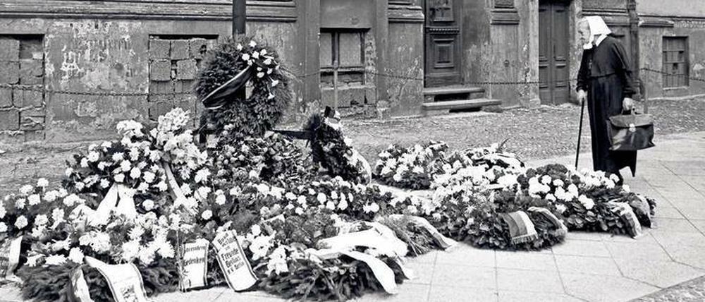 Hier starb Bernd Lünser. Kommilitonen von der Staatlichen Ingenieurschule für Bauwesen in Neukölln errichteten das Holzkreuz vor dem Haus in der Bernauer Straße 44. 