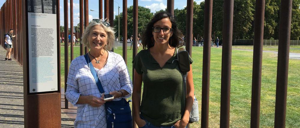 Zu Besuch. Mutter und Tochter aus Amerika schämen sich für Trump.