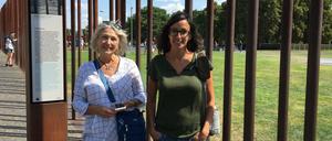 Zu Besuch. Mutter und Tochter aus Amerika schämen sich für Trump.