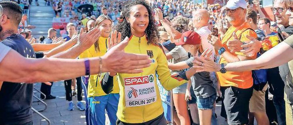 Tolle Atmosphäre. Die Sportler wie hier Malaika Mihambo waren begeistert von der Stimmung im Mini-Stadion am Breitscheidplatz. 