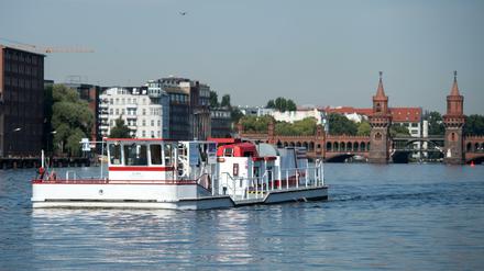 Alles im Lot aufm Boot - und auf der Spree.