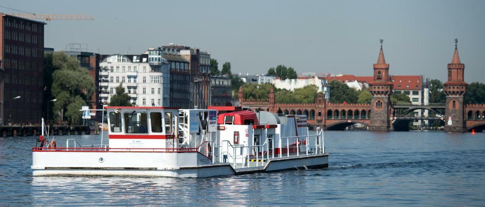 Alles im Lot aufm Boot - und auf der Spree.