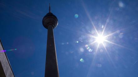 Sonnenschein über dem Fernsehturm. Viele Berliner ächzen unter der Sommerhitze.
