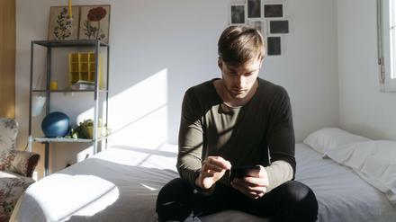 Auf der Suche nach dem perfekten Match. Viele Singles versuchen heute, über das Smartphone die große Liebe zu finden. 