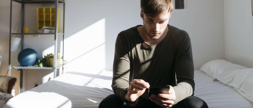 Auf der Suche nach dem perfekten Match. Viele Singles versuchen heute, über das Smartphone die große Liebe zu finden.