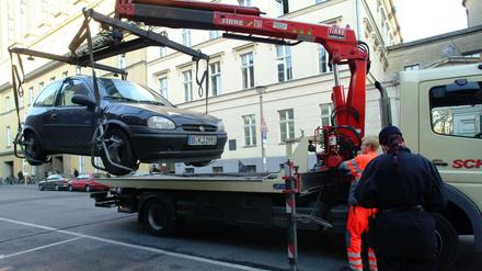 Ein Auto wird in Berlin abgeschleppt (Symbolbild).