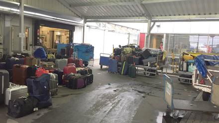 Problemgepäck. In Tegel muss man auf seine Koffer oft sehr lange warten.