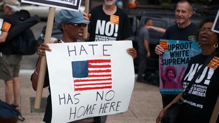Demonstranten protestieren gegen einen rechten Aufmarsch unter dem Titel "Vereint die Rechte" am Jahrestag der tödlichen Proteste in Charlottesville.