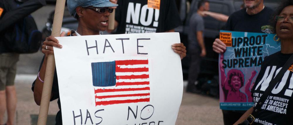 Demonstranten protestieren gegen einen rechten Aufmarsch unter dem Titel "Vereint die Rechte" am Jahrestag der tödlichen Proteste in Charlottesville.