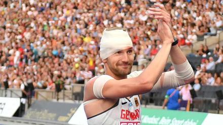 Lucas Jakubczyk muss nach seinem Sturz bandagiert das Olympiastadion verlassen.