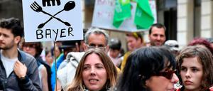 Internationaler Protest. Eine Demonstrantin in Bordeaux hält ihre Meinung im vergangenen Jahr plakativ hoch.