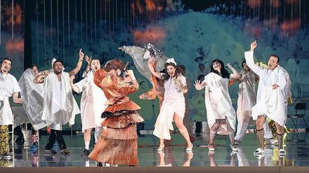 Wild. Szene aus Rossinis „Il viaggio a Reims“ in der Deutschen Oper. 