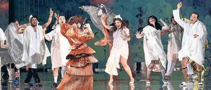 Wild. Szene aus Rossinis „Il viaggio a Reims“ in der Deutschen Oper. 