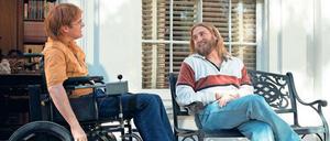 Donnie (Jonah Hill, rechts) nimmt sich John (Joaquin Phoenix) in seiner Therapiegruppe an. 