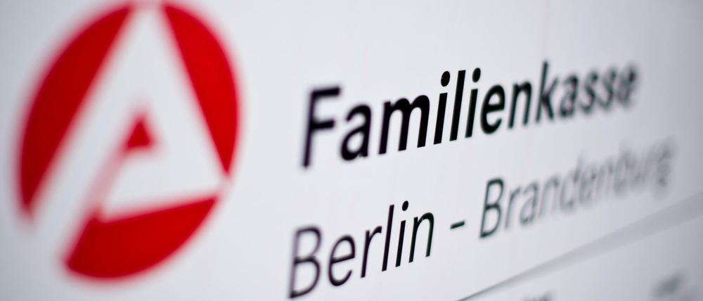 Das Schild der Familienkasse Berlin - Brandenburg.