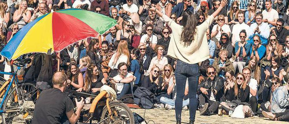 Deine Stadt, Deine Bühne. Jeden Sonntag werden Laien zu Stars – Karaoke im Mauerpark ist eine der bekanntesten Veranstaltungen der Stadt. 