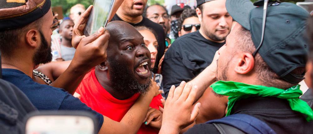 Demonstranten und Gegendemonstranten am Sonntag in Washington D.C.