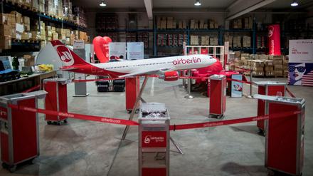 Nach der Insolvenz: Das Modell eines Air Berlin-Flugzeuges ist in einer Lagerhalle ausgestellt. Der Erlös aus dem Verkauf dieser Erinnerungsstücke brachte aber nicht annähernd genug Geld, um die vielen Gläubiger auszuzahlen.