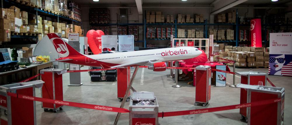 Nach der Insolvenz: Das Modell eines Air Berlin-Flugzeuges ist in einer Lagerhalle ausgestellt. Der Erlös aus dem Verkauf dieser Erinnerungsstücke brachte aber nicht annähernd genug Geld, um die vielen Gläubiger auszuzahlen.