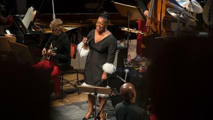 2Jazz-Sopranistin Dianne Reeves mit der 22-köpfigen Big Band des National Youth Orchestra.