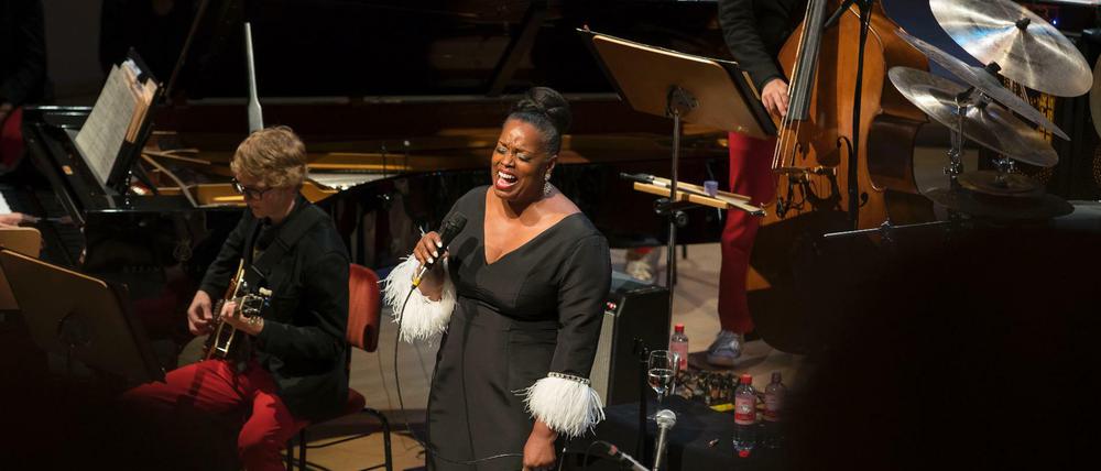 2Jazz-Sopranistin Dianne Reeves mit der 22-köpfigen Big Band des National Youth Orchestra.