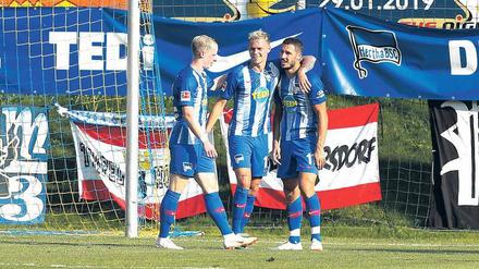 Flinkes Trio. Dennis Jastrzembski (links) und Mathew Leckie rahmen Ondrej Duda, der in der Vorbereitung glänzte. 
