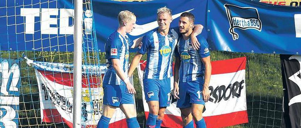 Flinkes Trio. Dennis Jastrzembski (links) und Mathew Leckie rahmen Ondrej Duda, der in der Vorbereitung glänzte. 