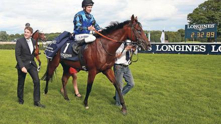 Im vergangenen Jahr siegte Markus Klug (links) mit Dschingis Secret und Jockey Adrie de Vries beim Großen Preis von Berlin.  