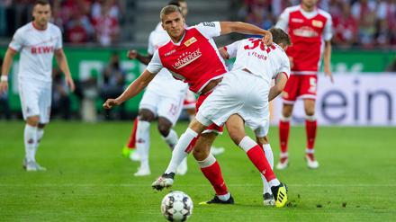 Grischa Prömel (l.) und Kölns Niklas Hauptmann kämpfen um den Ball. 
