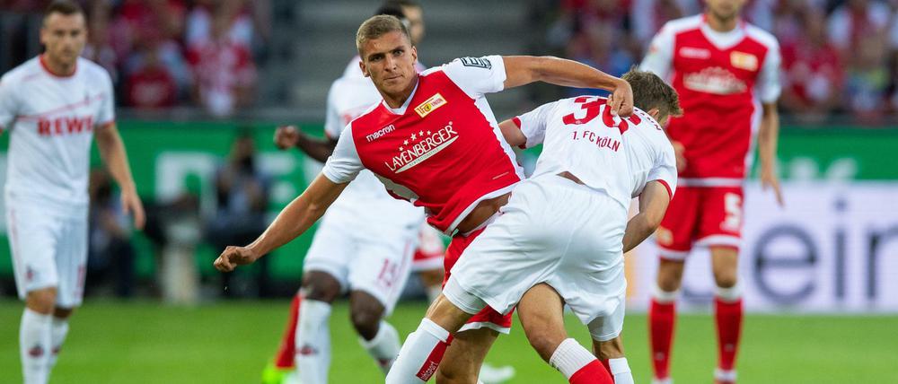 Grischa Prömel (l.) und Kölns Niklas Hauptmann kämpfen um den Ball.