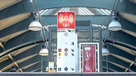 Für alle Fälle. Notrufsäule auf dem U-Bahnhof Schönhauser Allee.