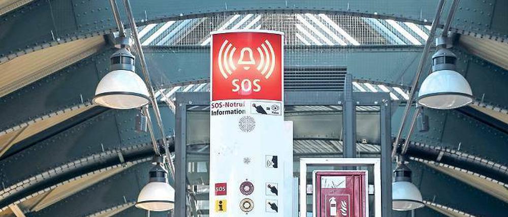 Für alle Fälle. Notrufsäule auf dem U-Bahnhof Schönhauser Allee.