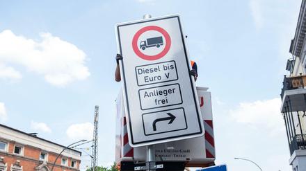 Hamburg geht bereits mit Fahrverboten für Lastwagen mit Diesel-Motor bis Euro 5 gegen die Luftverschmutzung vor.