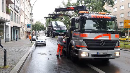 Ein Auto wird in einer Berliner Straße abgeschleppt (Archivbild)