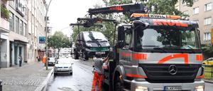 Ein Auto wird in einer Berliner Straße abgeschleppt (Archivbild)