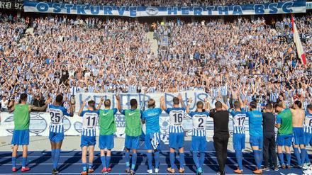 12.05.2018, Berlin: Fußball: Bundesliga, Hertha BSC - RB Leipzig, 34. Spieltag im Olympiastadion. Herthas Team verabschiedet sich vor der Ostkurve bei den Fans.