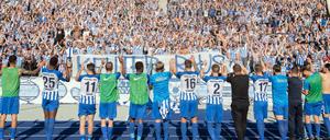12.05.2018, Berlin: Fußball: Bundesliga, Hertha BSC - RB Leipzig, 34. Spieltag im Olympiastadion. Herthas Team verabschiedet sich vor der Ostkurve bei den Fans.